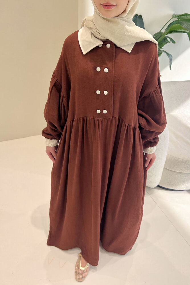 Aloura Yakalı Çift Düğmeli Müslin Elbise - Kahverengi - ALLMİSS (3)