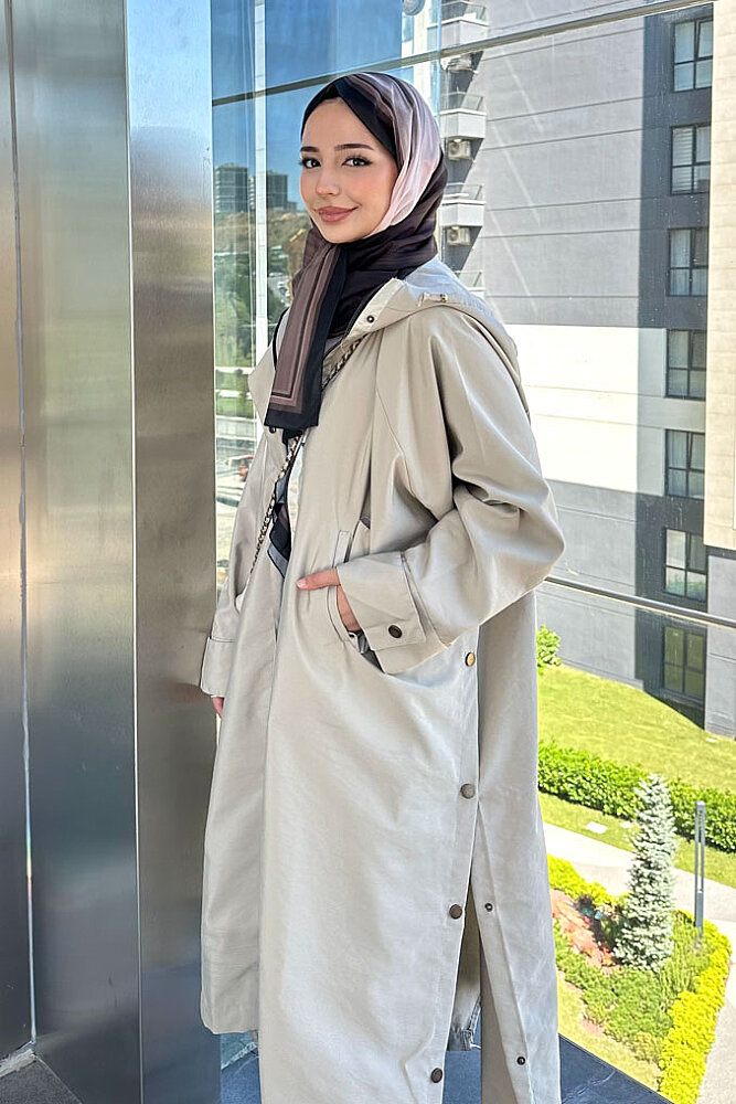 Yujin Yan Çıtçıt Detaylı Kapüşonlu Trençkot - Bej - ALLMİSS (3)