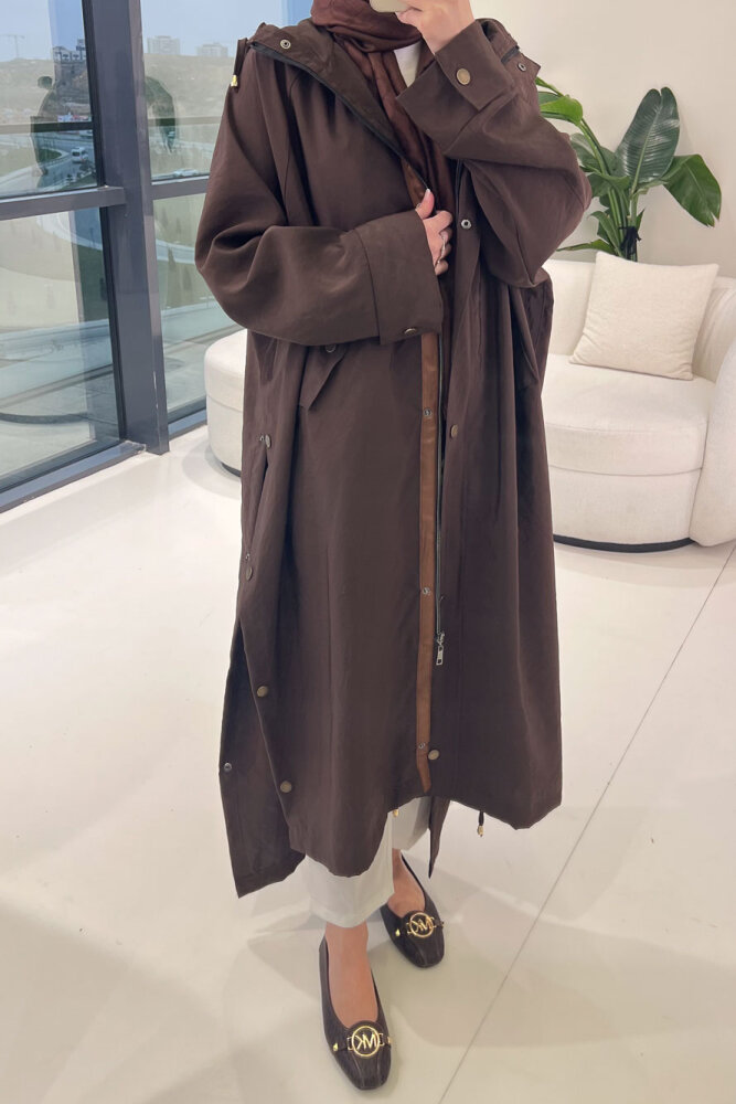 Yujin Yan Çıtçıt Detaylı Kapüşonlu Trençkot - Kahverengi - ALLMİSS (2)